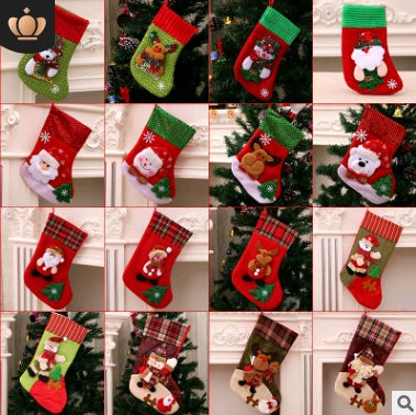 Calcetines navideños colgantes y bolsas de regalo
